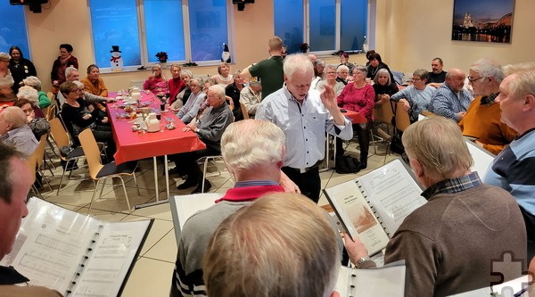 Der Männergesangverein Vussem von 1892 unter der Leitung von Heinz Sistig unterhält die über 65-Jährigen mit seinen Liedern. Foto: Manfred Lang/pp/Agentur ProfiPress