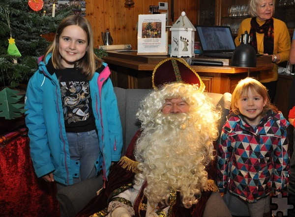 Auch der Nikolaus kam zum Kaller Weihnachtsmarkt, um die Kinder zu beschenken und ihnen Weihnachtsgeschichten zu erzählen. Foto: Reiner Züll/pp/Agentur ProfiPress