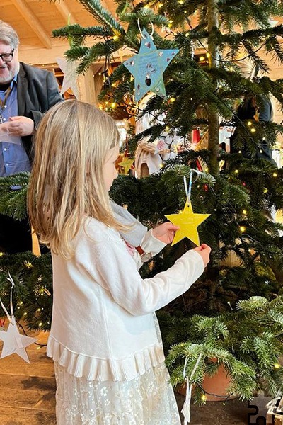 Kaum hingen Mitte November die ersten Sterne am Baum suchte sich diese junge Krewelshof-Besucherin bereits einen Wunsch zum Erfüllen aus. Foto: Danielle Bieger/pp/Agentur ProfiPress