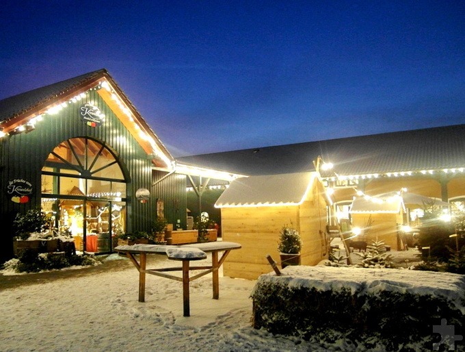Besinnlich, gemütlich, weihnachtlich: Der Krewelshof Lohmar in winterlichem Lichterglanz. Foto: Krewelshof/pp/Agentur ProfiPress