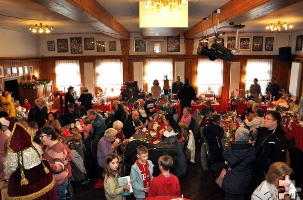 Beim fünften Weihnachtsmarkt des „Vereins zur Erhaltung der Gaststätte Gier“ herrschte an den Ständen im Saal ein großer Besucherandrang. Das Angebot der Aussteller war groß und vielfältig. Foto: Reiner Züll/pp/Agentur ProfiPress