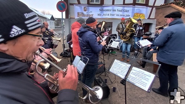 Am Nachmittag stimmte die „Musikkapelle Kall“ die Marktbesucher mit traditionellen Weihnachtsliedern auf das bevorstehende Fest ein. Foto: Reiner Züll/pp/Agentur ProfiPress