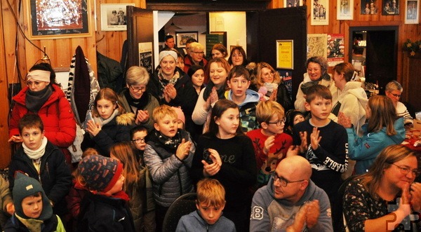 Bei der Siegerehrung des Malwettbewerbs herrschte im „Saal Gier“ dichtes Gedränge. 51 Kinder hatten an dem Wettbewerb teilgenommen. Foto: Reiner Züll/pp/Agentur ProfiPress