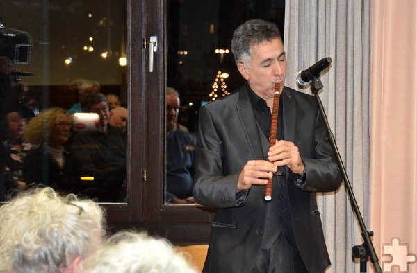 Als Adnan Schanans Flötenklänge das Johanneshaus erfüllten, lauschte das Publikum gebannt. Foto: Henri Grüger/pp/Agentur ProfiPress