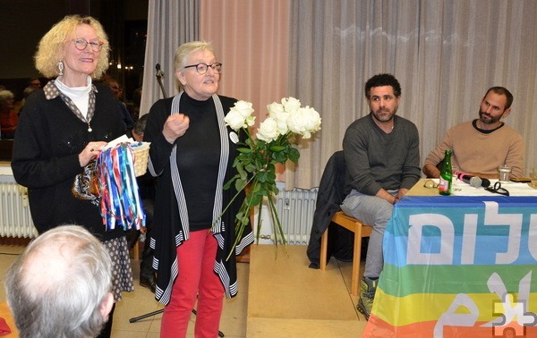 Sieglinde Schneider (l.), die auch gesungen hatte, und Friede Röcher von den „Omas gegen Rechts“ verteilten zum Dank Blumen an die verantwortlichen: Foto: Henri Grüger/pp/Agentur ProfiPress