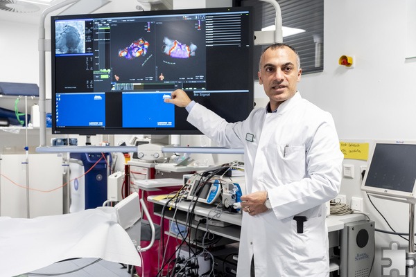 In seinem Element: Der neue Chefarzt der Mechernicher Kardiologie, Dr. Erol Saygili, zeigt das hochauflösendes 3D-Mapping System, mit dem auch komplexe Herzrhythmusstörungen mit höchster Präzision behandelt werden können.  Foto: Ronald Larmann/pp/Agentur ProfiPress