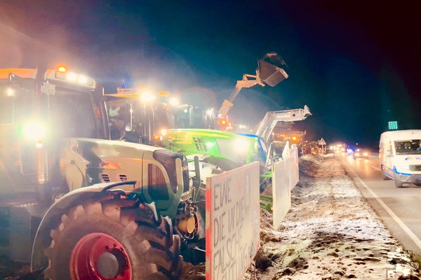 Ein imposantes Bild an der Bundestraße 266. Dort hatten die Landwirte zahlreiche Traktoren aufgereiht und machten mit Licht, den orangefarbenen Rundumleuchten und den Schildern auf ihren Protest aufmerksam. Foto: Ronald Larmann/pp/Agentur ProfiPress