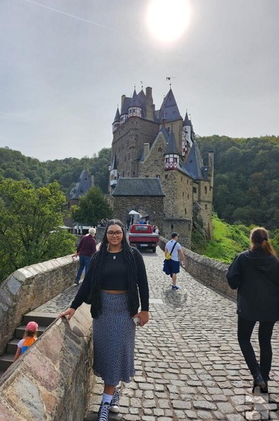 Mit ihren Gasteltern hat Mina bereits einige Ausflüge unternommen. Hier steht sie beispielsweise vor der Burg Eltz in Rheinland-Pfalz. Foto: Büro Detlef Seif MdB/pp/Agentur ProfiPress
