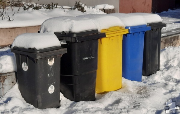 Schneebedeckt sind nicht nur die Mülltonnen, sondern mitunter auch noch die ein oder andere (Neben)Straße. Daher bittet RMG um Verständnis, falls Tonnen stehen bleiben. Foto: Jeremias Slenczka/pp/Agentur ProfiPress
