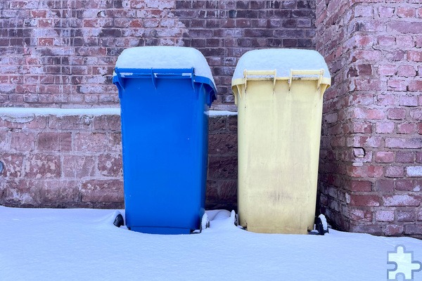 Schneebedeckt sind nicht nur die Mülltonnen, sondern auch die Straßen. Daher haben die Abfuhrunternehmen Schönmacker und RMG heute ihre Touren im Mechernicher Stadtgebiet abgesagt. Foto: Ronald Larmann/pp/Agentur ProfiPress