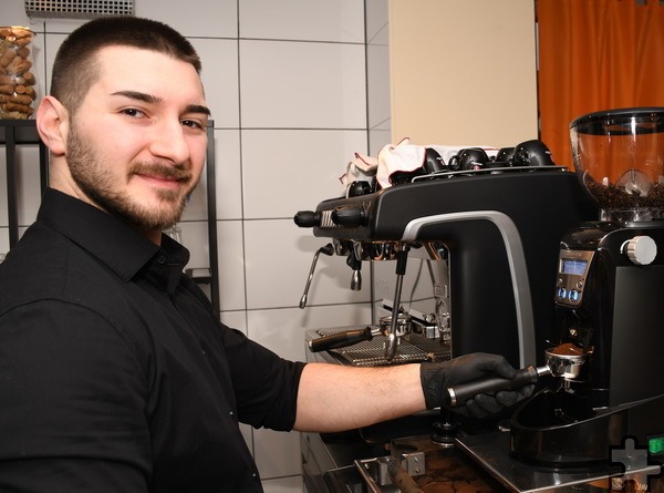 Italien ist berühmt für seine breite Kaffeepalette: Riccardo Proietto serviert sie mit Hilfe ausgefeilter Aufbrüh-Technik. Foto: Manfred Lang/pp/Agentur ProfiPress