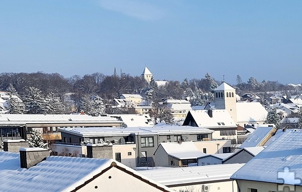 Wintersonnenbad über schneebedeckten Dächern mit Rathaus, alter und neuer Kirche von Mechernich. Foto: Manfred Lang/pp/Agentur ProfiPress
