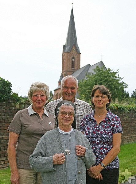 Vor St. Hubertus in Obergartzem: Schwester Jutta, Konrad und Gertrud Hamacher sowie Stefanie Jansen. Archivfoto: pp/Agentur ProfiPress