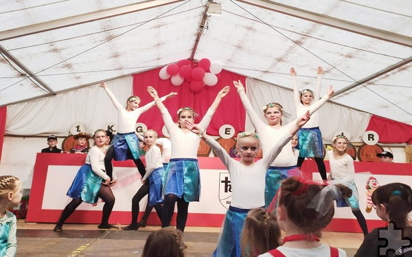 Die KG-eigenen Tanzgarden gehen sowohl in der Kindersitzung am 4., als auch an Weiberdonnerstag, 8. Februar, auf die Bühnenbretter, die die närrische Welt bedeuten. Foto: Heike Kratz/pp/Agentur ProfiPress