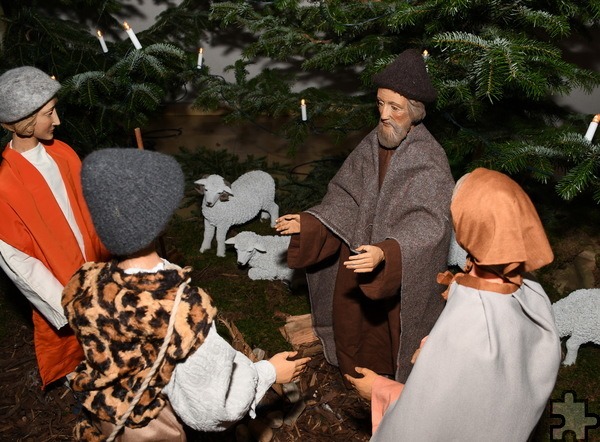 Etwas abseits stehen die Dorfbewohner von Bethlehem, Hirten, Männer und Frauen, im Kreis und reden über das, was sie gesehen haben. Foto: Manfred Lang/pp/Agentur ProfiPress