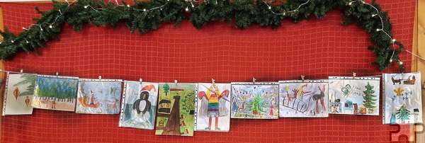 Die zehn prämierten Bilder waren beim Weihnachtsmarkt an einer Leine aufgehängt. Foto: Reiner Züll/pp/Agentur ProfiPress