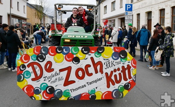 Dr Zoch kütt durch die menschengesäumte Bergstraße. Foto: Manfred Lang/pp/Agentur ProfiPress