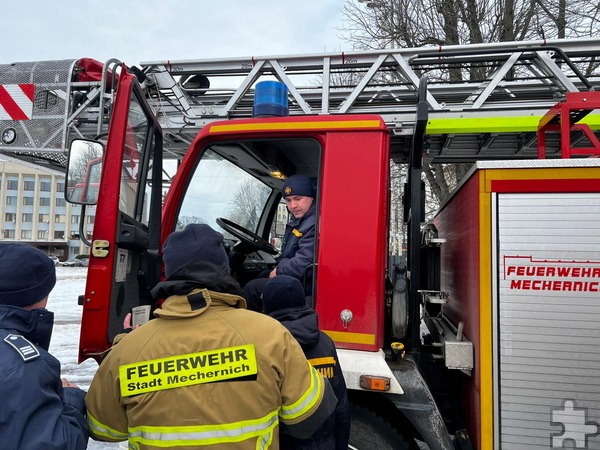 Stück für Stück lernten die Feuerwehrmänner und Soldaten, wie man die Fahrzeuge optimal einsetzt. Foto: Oleksandra Ryskalchuk/pp/Agentur ProfiPress