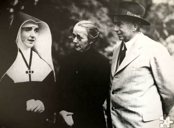Diese Fotografie zeigt die Gründerin als junge Ordensschwester mit ihren Eltern in Mechernich. Archivbild: Helpers of Mary/pp/Agentur ProfiPress