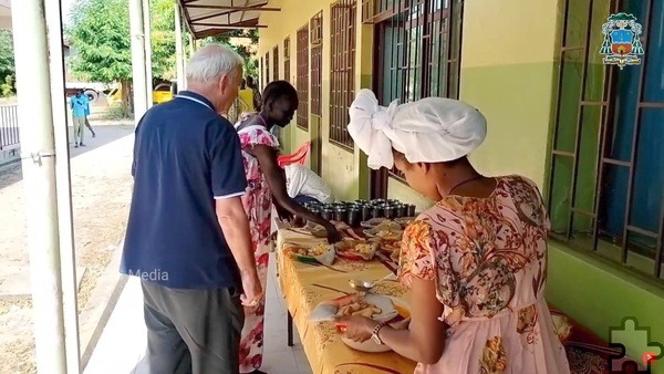 Essen auf dem Tisch ist keine Selbstverständlichkeit in Gambella. Möglich macht es oft nur das Apostolische Vikariat unter Bischof Roberto (l.). Screenshot: Henri Grüger/AVG Media/pp/Agentur ProfiPress