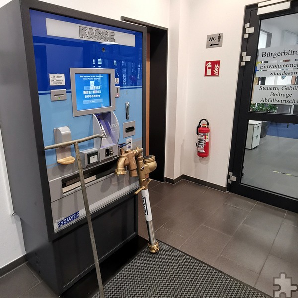Wer ein Standrohr von der Stadt Mechernich mieten möchte, kann die Bezahlung inzwischen bargeldlos am Automaten im Rathaus oder per Überweisung erledigen. Foto: Stadt Mechernich/pp/Agentur ProfiPress