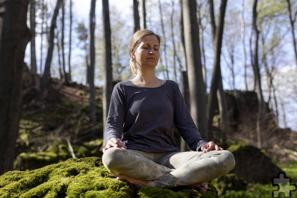 Christiane Hochgürtel ist Yoga- sowie Achtsamkeitslehrerin und bietet an verschiedenen Mechernicher Standorten Kursangebote rund um Yoga, Achtsamkeit, Meditation und Klangtherapie. Foto: Peter Otto/pp/Agentur ProfiPress