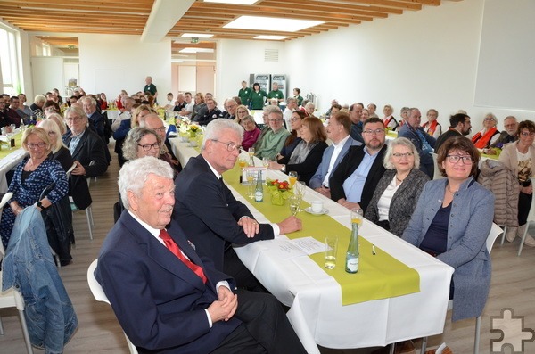 Viele Gesichter saßen am Ehrentisch, hier in der Mitte. Eine von ihnen war Silvia Wallraff, die stellvertretende Bürgermeisterin von Zülpich (r.). Foto: Henri Grüger/pp/Agentur ProfiPress