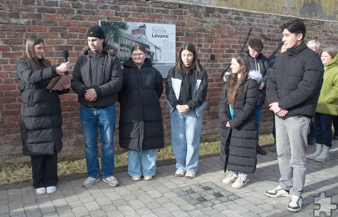 Schülerinnen und Schüler der Gesamtschule Mechernich trugen ein Gedicht namens „Sonne der Hoffnung“ vor. Hier ging es darum, einander Mut zu schenken. Foto: Henri Grüger/pp/Agentur ProfiPress