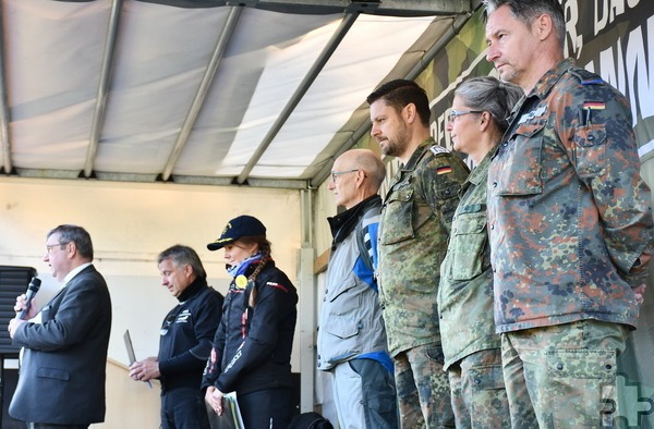 Die an der gelben Schulterkordel erkennbaren drei Kompaniefeldwebel (v.r.) vom Standort Mechernich nahmen aus Solidarität mit den Bikern an der Eröffnung der 19. Motorradwallfahrt der rheinischen Bundeswehrstandorte teil, links neben ihnen in BMW-Motorradkluft der damalige stellvertretende Mechernicher Standortälteste Oberstleutnant Wilfried Schreiber, Pastoralreferentin Sylvia vom Holt und außen Pater Günther Kames, zweiter von links Wallfahrtsleiter Johannes Bresa. Foto: Manfred Lang/pp/Agentur ProfiPress