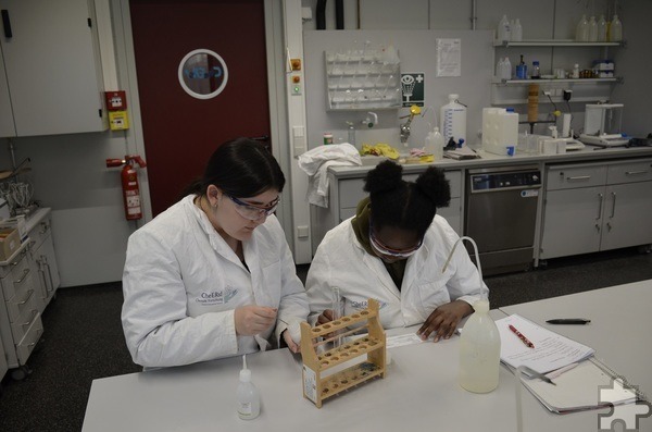 Im Schülerlabor Chemie begaben sich diese beiden GAT-Schülerinnen beim MINT-Kompakttag an der RWTH Aachen auf die Spur von unbekannten Substanzen. Foto: Andreas Maikranz/pp/Agentur ProfiPress