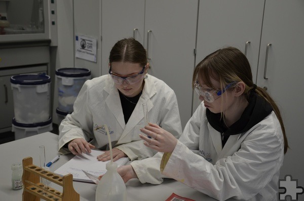 Chemische Detektivarbeit: Auch diese beiden Schülerinnen wollten wissen, welche unbekannten Substanzen sich in ihren Reagenzgläsern befanden. Foto: Andreas Maikranz/pp/Agentur ProfiPress