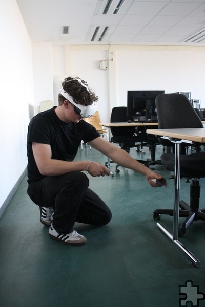 Auch beim Arbeiten mit der VR-Brille in der virtuellen Welt war von den Jugendlichen Körpereinsatz gefragt. Foto: Andreas Maikranz/pp/Agentur ProfiPress