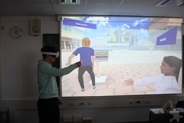 Mit Hilfe von VR-Brillen bewegten sich die Mechernicher Nachwuchsforscher in der virtuellen Welt. Dort mussten sie eine Hochwasserschutzwand aufbauen. Foto: Andreas Maikranz/pp/Agentur ProfiPress