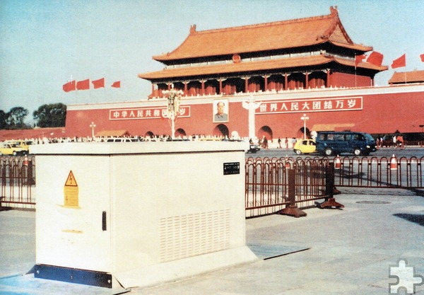 „Made in Mechernich“ all over the World: Lahmeyer-Transformator auf dem Platz des himmlischen Friedens in Peking, damals noch mit Mao-Konterfei. Werksfoto: Lahmeyer/Archiv ProfiPress
