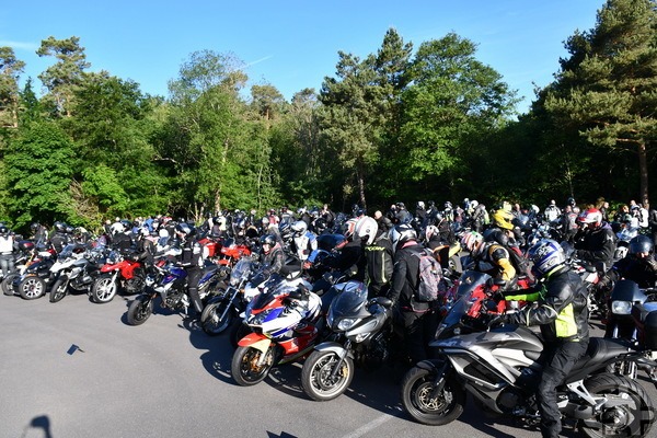 Start 2022 in der Mechernicher Bleibergkaserne: Am Ende der Eröffnungsfeier rief Johannes Bresa die Teilnehmer zur akustischen Eröffnung der Wallfahrt an ihre Maschinen. Dann wurden die fast 300 Motorräder gleichzeitigt angeworfen und mit einem Hupkonzert verabschiedet. Foto: Manfred Lang/pp/Agentur ProfiPress