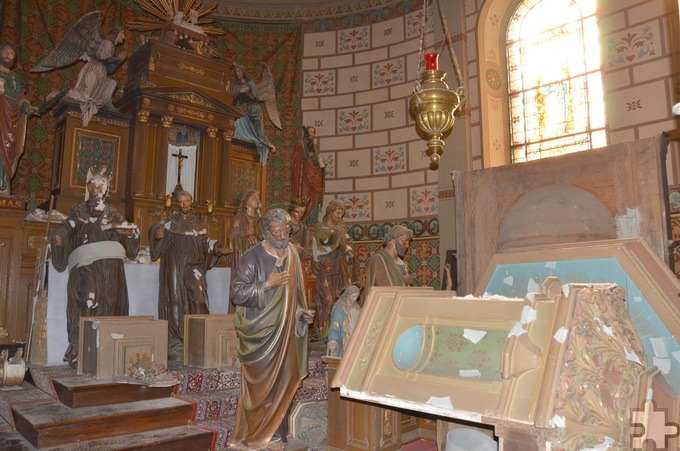 Der Altar-Bereich der Kirche gilt noch als unbefallen. Daher warten hier die Heiligenfiguren und weitere Elemente auf die Fertigstellung der Arbeiten. Foto: Henri Grüger/pp/Agentur ProfiPress