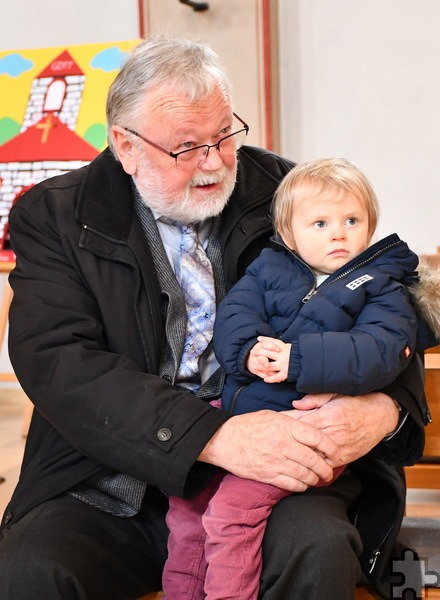 Generationenwechsel am Rande symbolisierten Werner Zeyen und Enkeltochter Linda. Foto: Manfred Lang/pp/Agentur ProfiPress