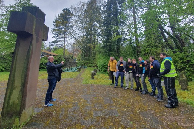 Der Jugendbeauftragte für die Region Eifel, Gunnar Simon, macht ein Gruppenfoto von den fleißigen Helfern auf dem Friedhof. Foto: Rebekka Narres/pp/Agentur ProfiPress