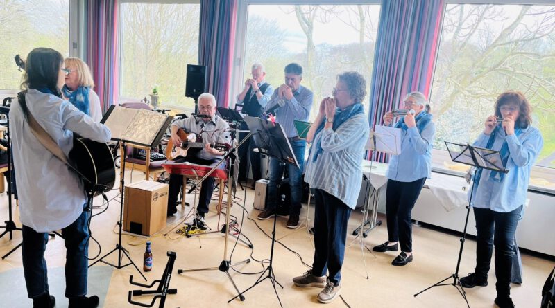 Der Euskirchener „Mundharmonika-Kreis“ war zu Gast beim Frühlingsfest im Hause Effata und spielte Volkslieder und Schlager – ganz zur Freude der Senioren. Foto: Haus Effata/pp/Agentur ProfiPress