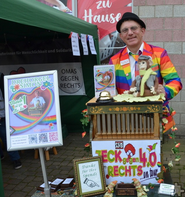 „Jeck gegen Rechts“ und bester Laune spielte „Drehorgel-Simon“ stilecht im Regenbogen-Outfit. Foto: Henri Grüger/pp/Agentur ProfiPress