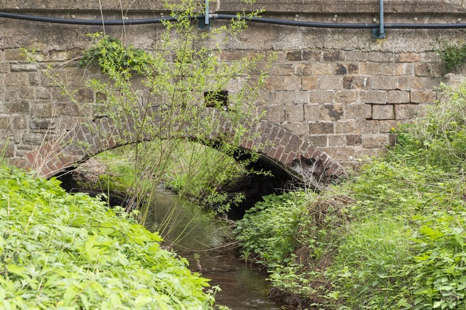Ausgeschwemmte Fugen, fehlende und lose Steine: Die Brücke in der Roggendorfer Johann-Baptist-Straße hat in der Flut ordentlich einen mitbekommen. Sie wird im Sommer abgerissen und erneuert.
