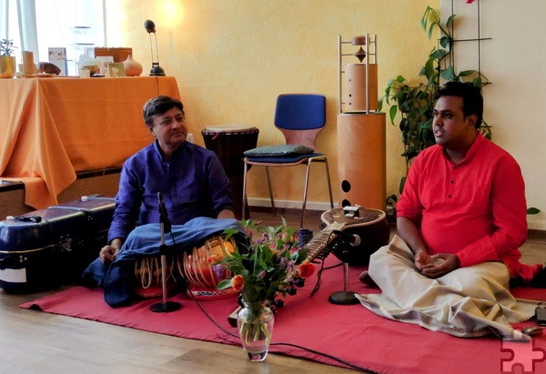 Der Sitar-Spieler Kalyan Majumdar (r.) begeisterte das Publikum im „Atelier DaSein“ mit indischen Klängen. Weitere Konzerte des Ateliers sind am 3. Mai (Mechernich) und 16. Juni (Steinfeld) geplant. Foto: Atelier DaSein/pp/Agentur ProfiPress