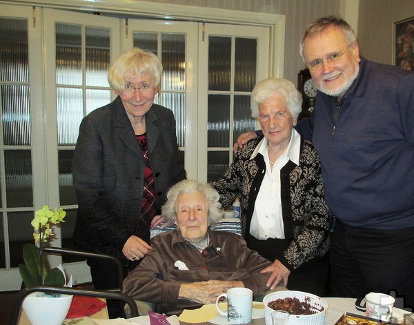Zum 105. Geburtstag der aus Kommern stammenden Lilly Clyne, geborene Kaufmann, reiste Christine Hiller mit Gisela und Wolfgang Freier nach London. Foto: Privat/pp/Agentur ProfiPress