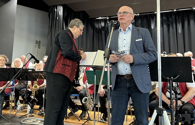 Ralf Claßen (r.), der Vorsitzende der Mechernich-Stiftung, betonte seine Dankbarkeit gegenüber Orchester und Band, da das Ganze eine Benefizveranstaltung zugunsten des gemeinnützigen Vereins war. Neben ihm: Orchester-Dirigent Peter Züll.