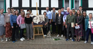 Anlässlich der Stolperstein-Verlegung für Gustav und Elvira Kaufmann vor ihrem ehemaligen Gutshof in Hostel waren 25 ihrer Nachfahren aus den USA und Großbritannien angereist. Manche von ihnen haben sich zuvor noch nie getroffen. Foto: Henri Grüger/pp/Agentur ProfiPress