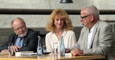 Bei einem früheren Gesprächsabend „Literatur im Museum“ (v.r.): „Eifel-Doc“ Franz-Josef Zumbé, Moderatorin Katia Franke und Koautor Manfred Lang. Archivfoto: pp/Agentur ProfiPress