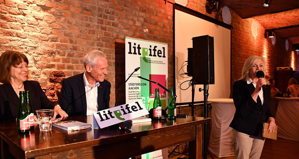 Ewald Frie war Freitagabend im Kommerner Burghof nicht nur „Hahn im Korb“ zwischen Moderatorin Gisela Steinhauer (l.) und Lit.Eifel-Chefin Margaretha Ritter, er traf mit Humor und Mutterwitz auch den Nerv der 170 Zuschauer. Foto: Manfred Lang/pp/Agentur ProfiPress