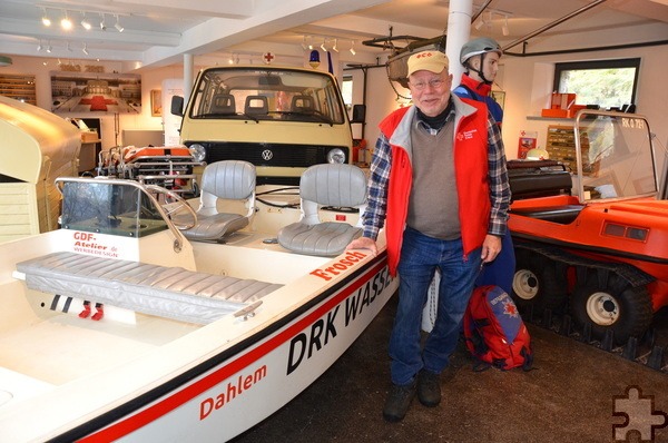 Das DRK-Wasserrettungsboot „Frosch“ ist auch eines der neuen Ausstellungsstücke. Hier mit Museumsgründer und DRK-Urgestein Rolf Zimmermann. Foto: Henri Grüger/pp/Agentur ProfiPress