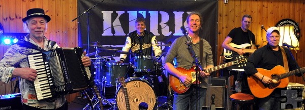 Die Kölsch-Rock-Band „Kerk & Bänd" gab ein furioses Konzert im „Saal Gier“ in Kall. Von links: Lutz Meißner, Robin Dick, Bandleader Oliver Kerk, Claus Connot und Hermann Heuser. Foto: Reiner Züll/pp/Agentur ProfiPress