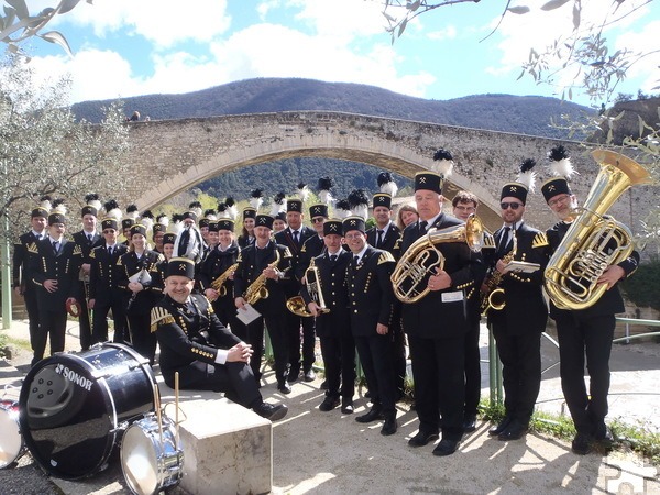 Die Bergkapelle Mechernich, hier am Rande des Osterkorsos in  Mechernichs französischer Partnerstadt Nyons, gibt am Sonntag, 2. Juni, aber 17.30 Uhr (15 Uhr) ein Sommerkonzert mit Kaffee und Kuchen in der Aula des Schulzentrums. Foto: Privat/pp/Agentur ProfiPress